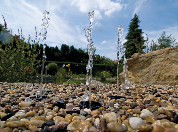 Trang trí nhà sân vườn với chất liệu nước